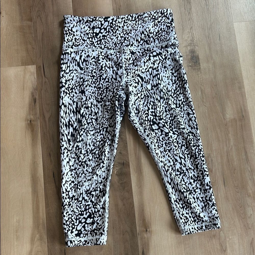 Athleta Elation Capri Monochrome Speckled Leggings